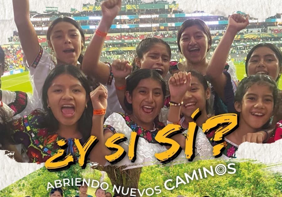 Niñas del equipo de futbol de IXIM celebrando en un estadio, con el título «¿Y si sí? Abriendo nuevos caminos»